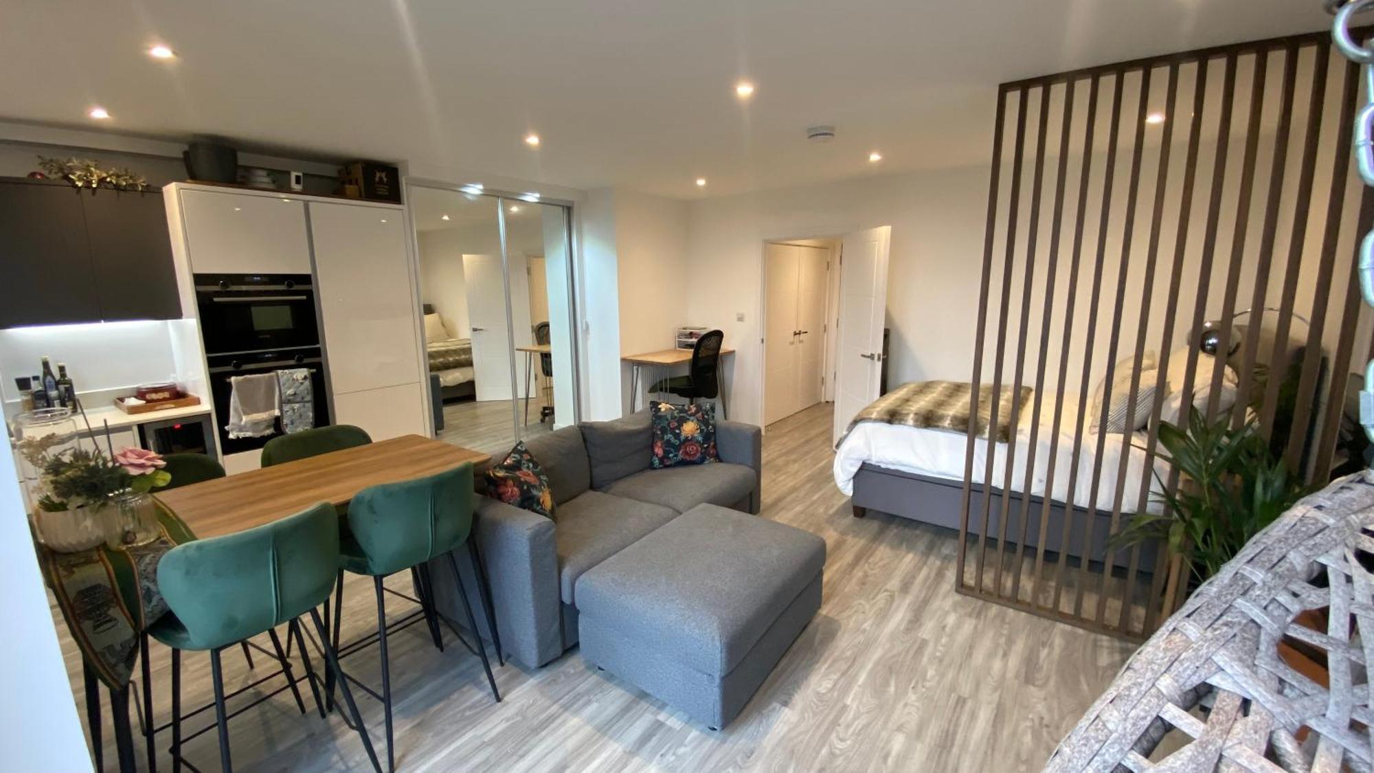 London Luxe: Stylish Studio المظهر الخارجي الصورة