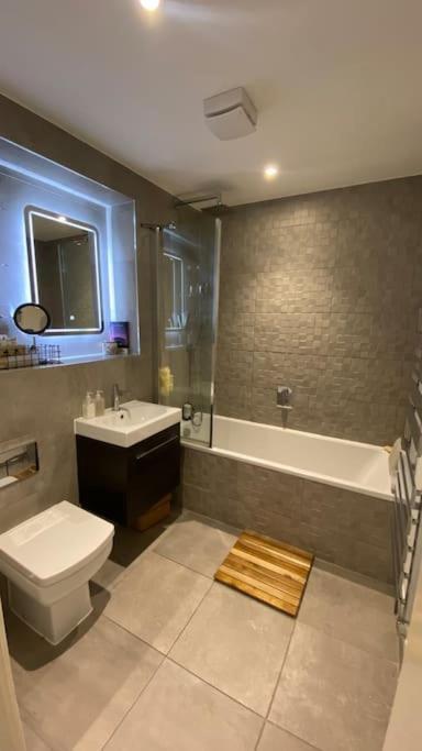 London Luxe: Stylish Studio المظهر الخارجي الصورة